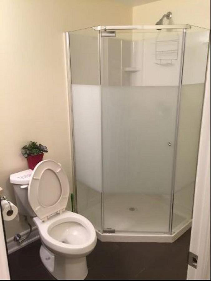 Cozy & Spacious Suite With Private Bathroom Near Toronto Airport ! Mississauga Buitenkant foto