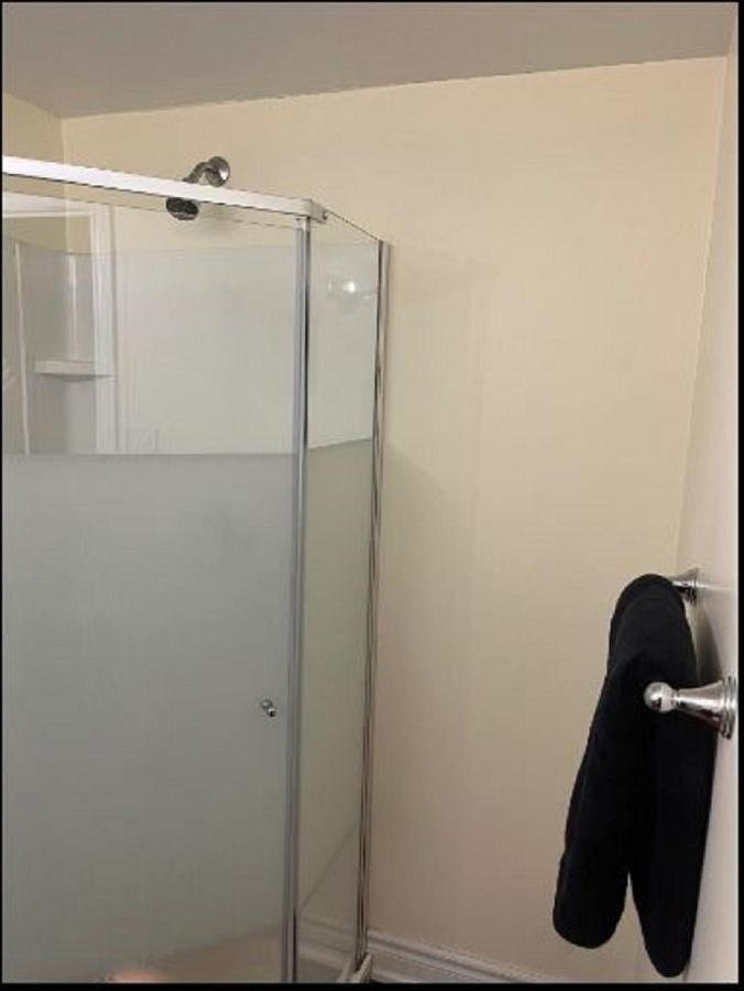 Cozy & Spacious Suite With Private Bathroom Near Toronto Airport ! Mississauga Buitenkant foto