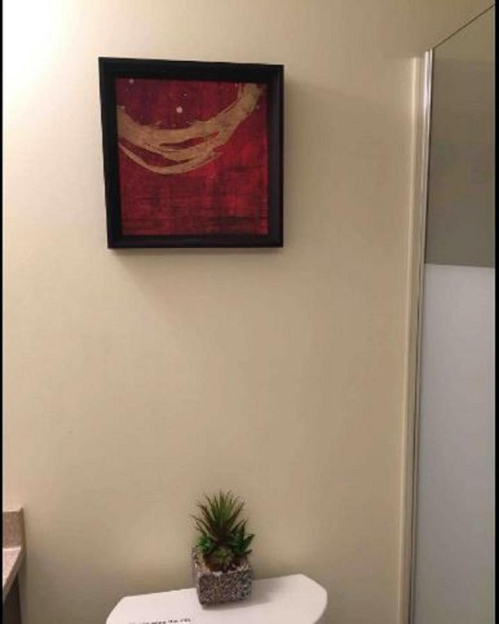 Cozy & Spacious Suite With Private Bathroom Near Toronto Airport ! Mississauga Buitenkant foto