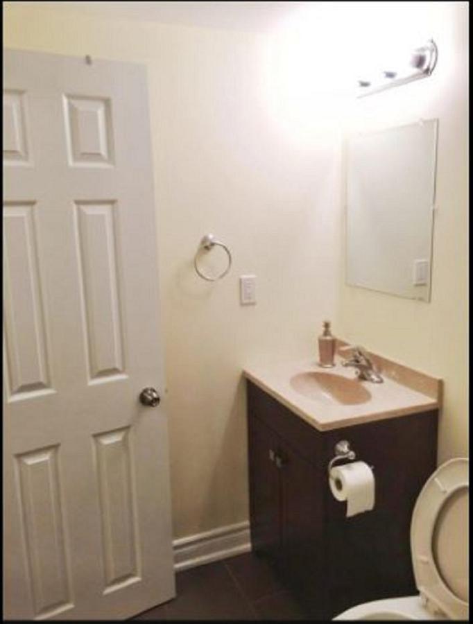 Cozy & Spacious Suite With Private Bathroom Near Toronto Airport ! Mississauga Buitenkant foto
