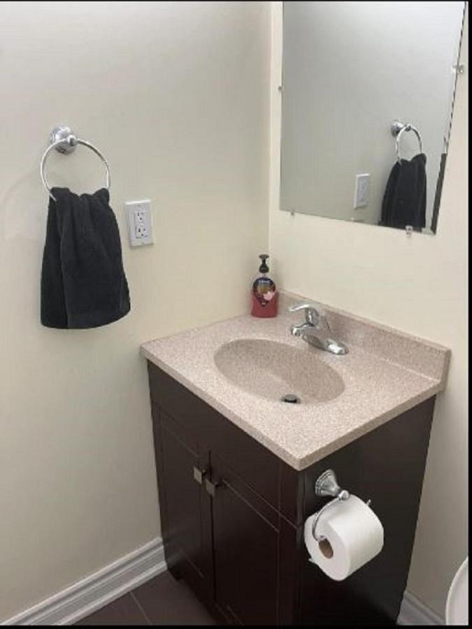 Cozy & Spacious Suite With Private Bathroom Near Toronto Airport ! Mississauga Buitenkant foto