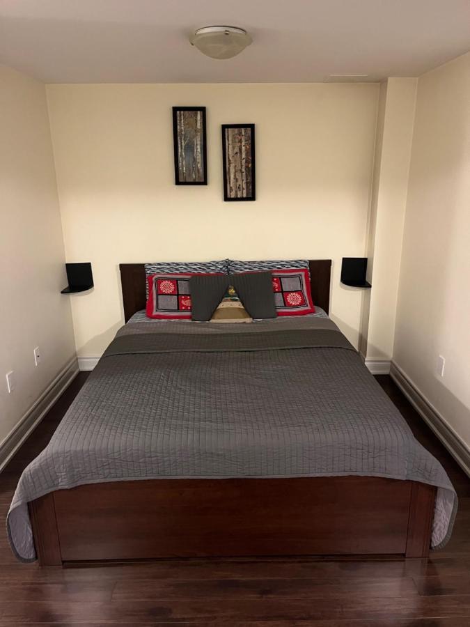 Cozy & Spacious Suite With Private Bathroom Near Toronto Airport ! Mississauga Buitenkant foto
